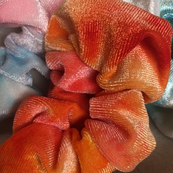 NEW Velvet Feel Tie Dye Scrunchies - 3 Pack - Picture 4 of 6